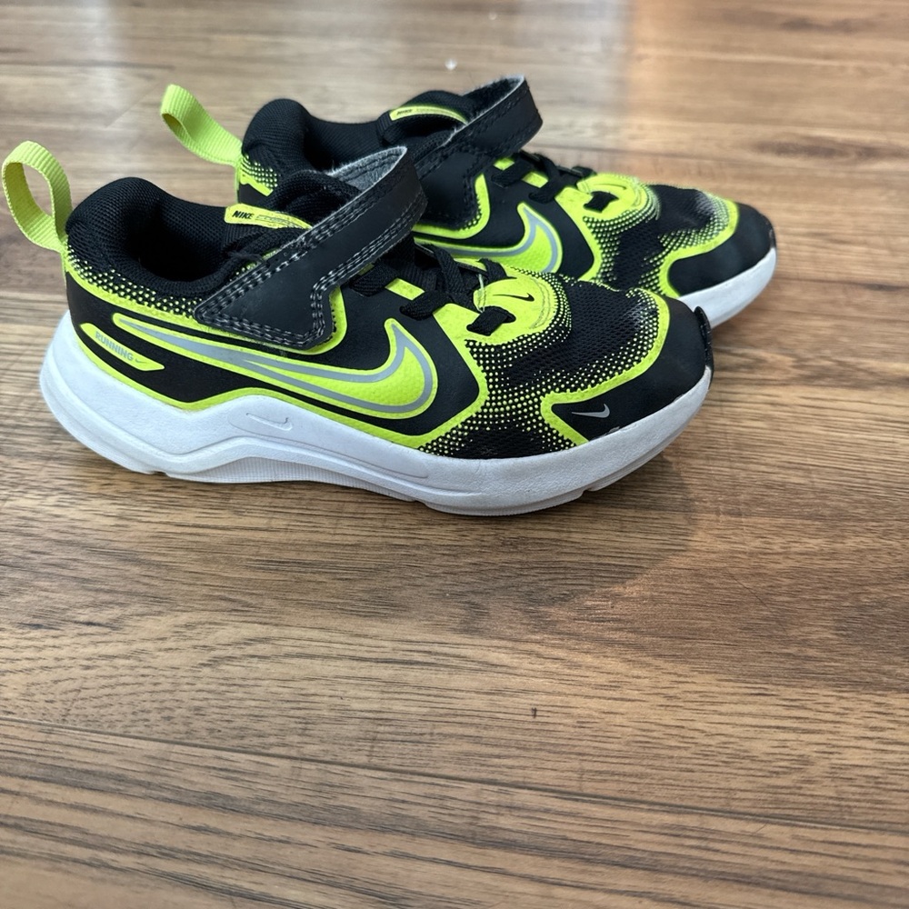Nike Kids Sneakers in Black and Neon Yellow